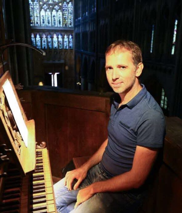 dans-le-bureau-de-thierry-ferre-titulaire-des-orgues-a-la-cathedrale-1692962979